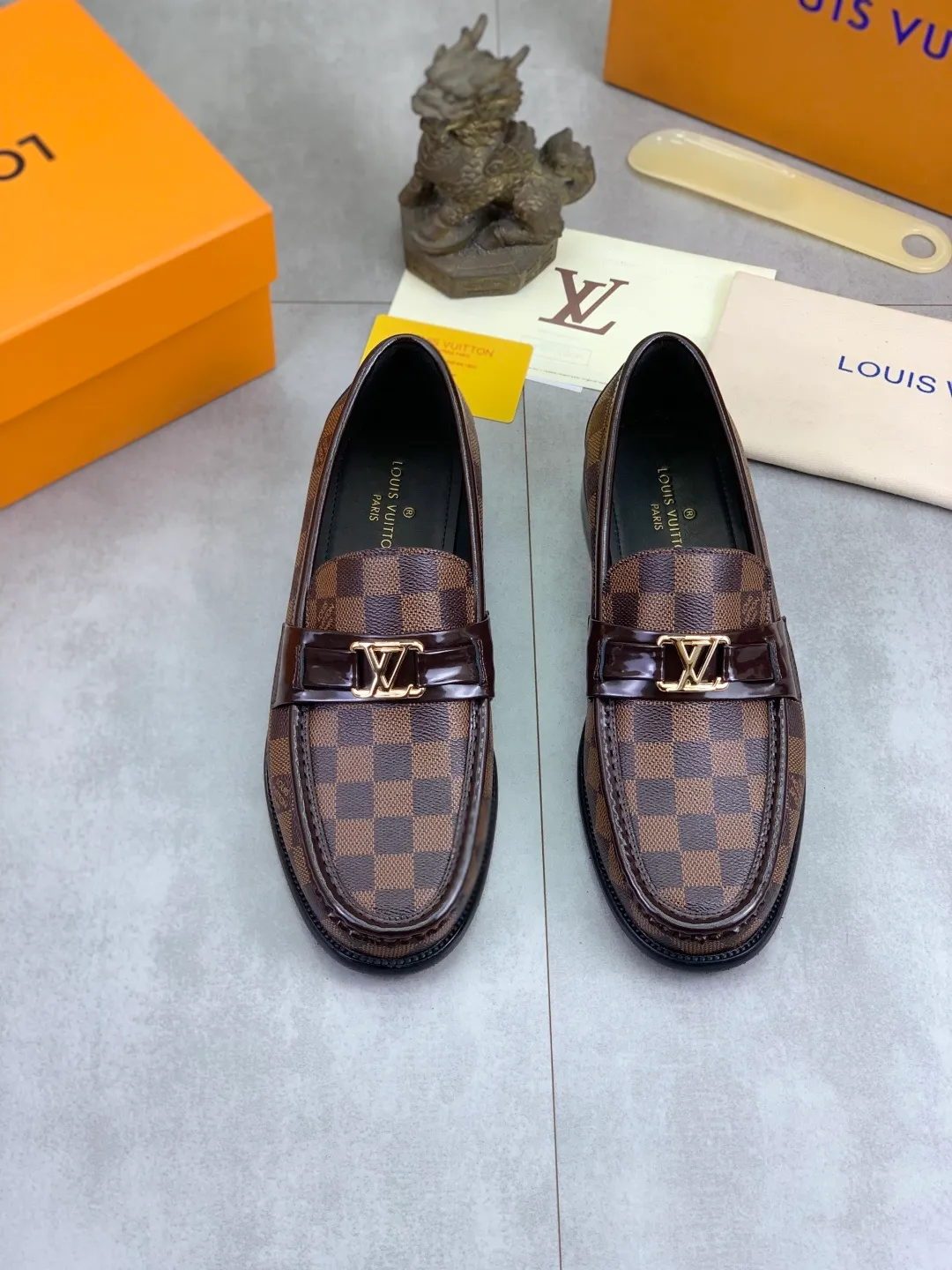 Men's men's shoes 💰P520 New style 💶[LOUIS VUITTON] Water-dyed Niuli Original order New style 🍀LV Louis Vuitton *——Top version of LV classic leather shoes! Made of imported original calfskin, original leather side strips and wear-resistant high-end rubber outsole! High quality products! Color: Black optional Size: 39-44 (45 customized)